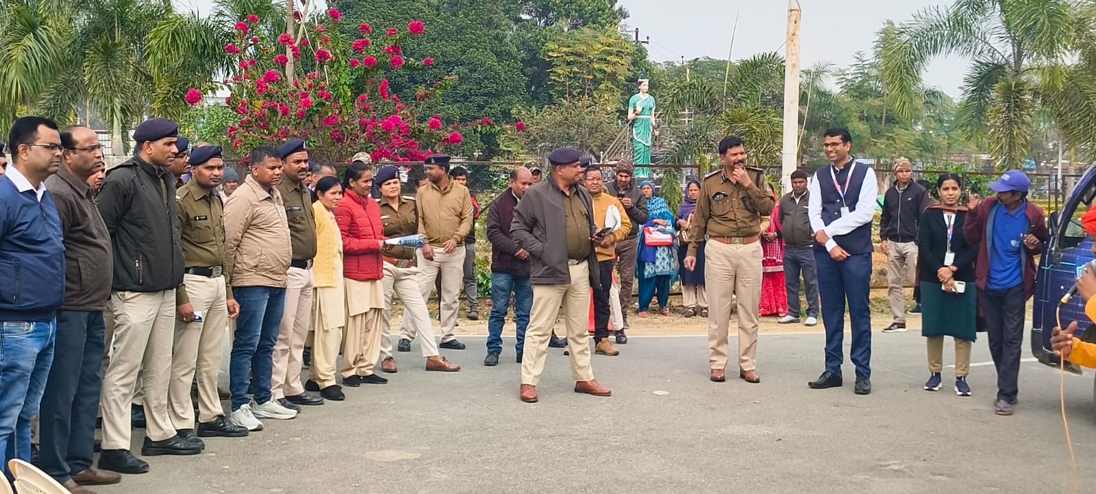 एसबीआई और पुलिस ने किया साइबर जागरूकता कार्यक्रम। नुक्कड़ नाटक के जरिए लोगों को किया अवेयर, डीआईजी व एसएसपी ने बताया फ्रॉड से कैसे बचे।