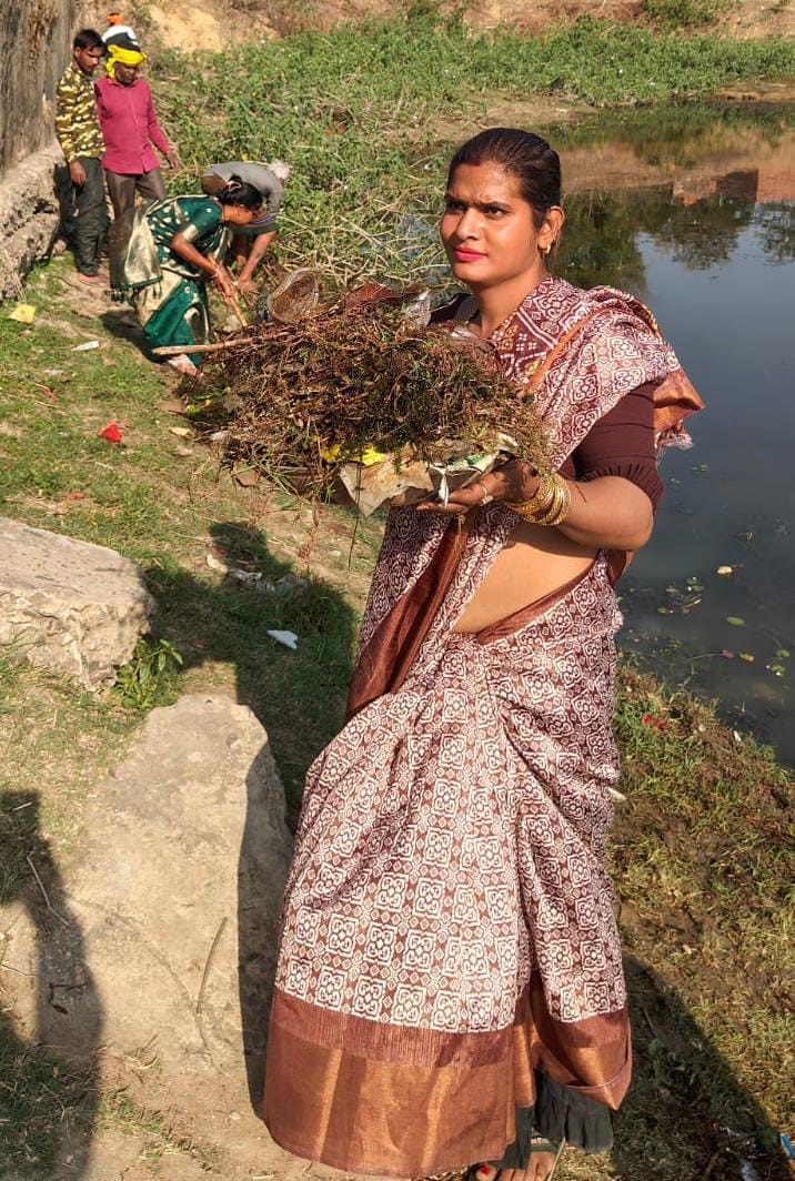 ग्राम पंचायत चनवारीडांड को स्वच्छता में अव्वल बनाने लिया संकल्प. तृतीय लिंग सोनू सिंह उरांव ने सामुदायिक जल स्रोत में सामुदायिक सहभागिता से किया श्रमदान